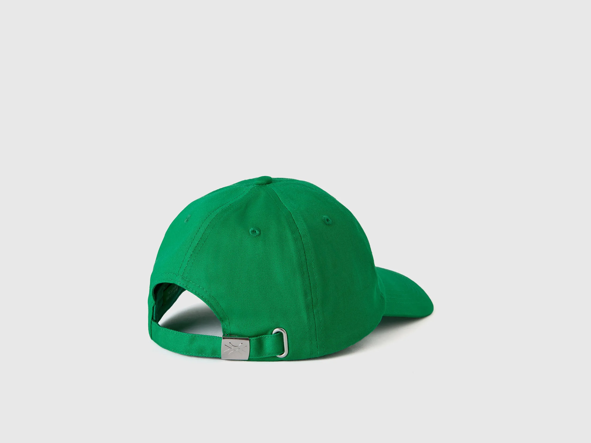 GREEN CAP WITH EMBROIDERED LOGO