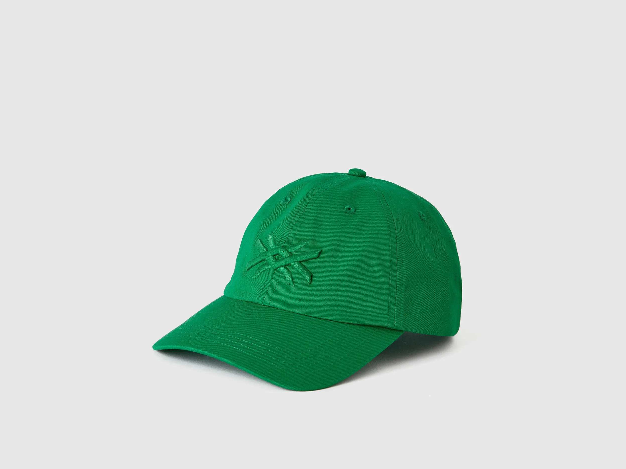 GREEN CAP WITH EMBROIDERED LOGO
